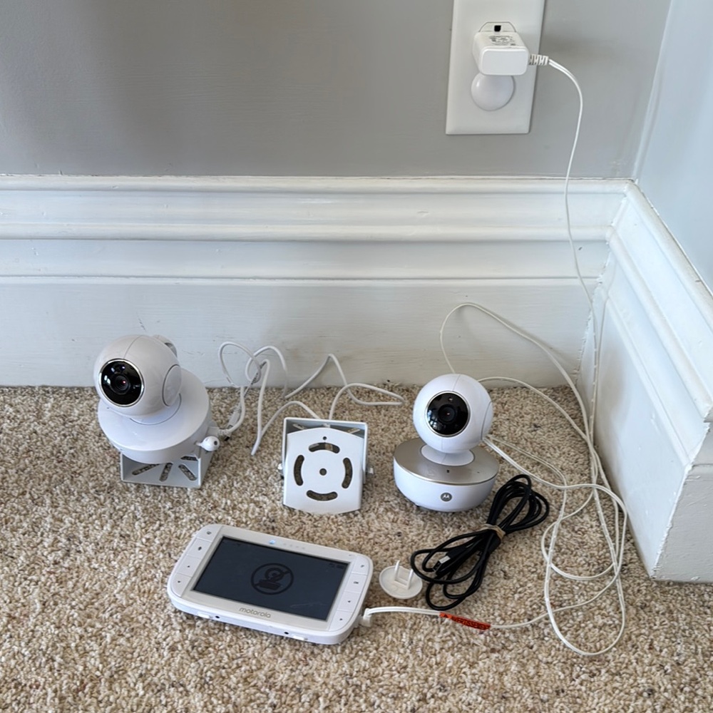 Motorola White Baby Monitor and 2 Camera Sets
